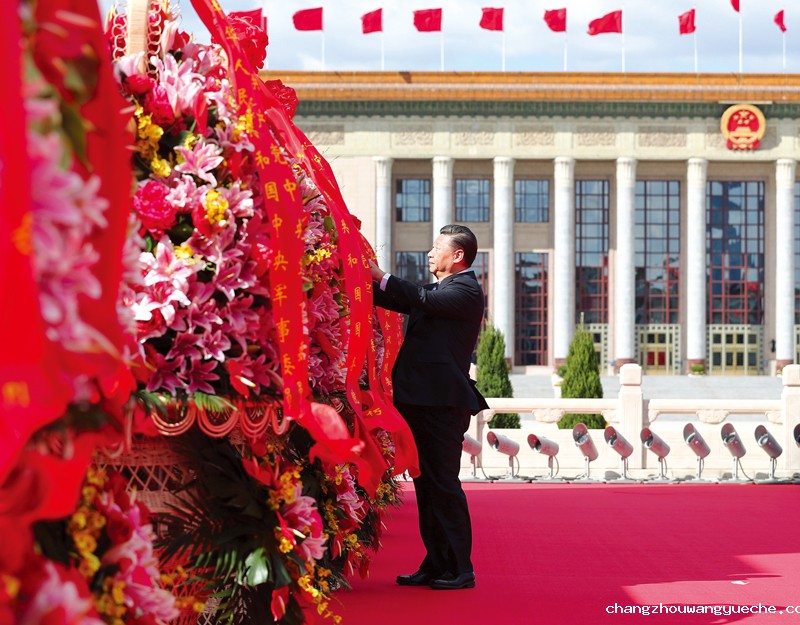 2018年9月30日上午，党和国家领导人习近平、李克强、栗战书、汪洋、王沪宁、赵乐际、韩正、王岐山等来到北京天安门广场，出席烈士纪念日向人民英雄敬献花篮仪式。这是习近平整理花篮上的缎带。 新华社记者 谢环驰/摄